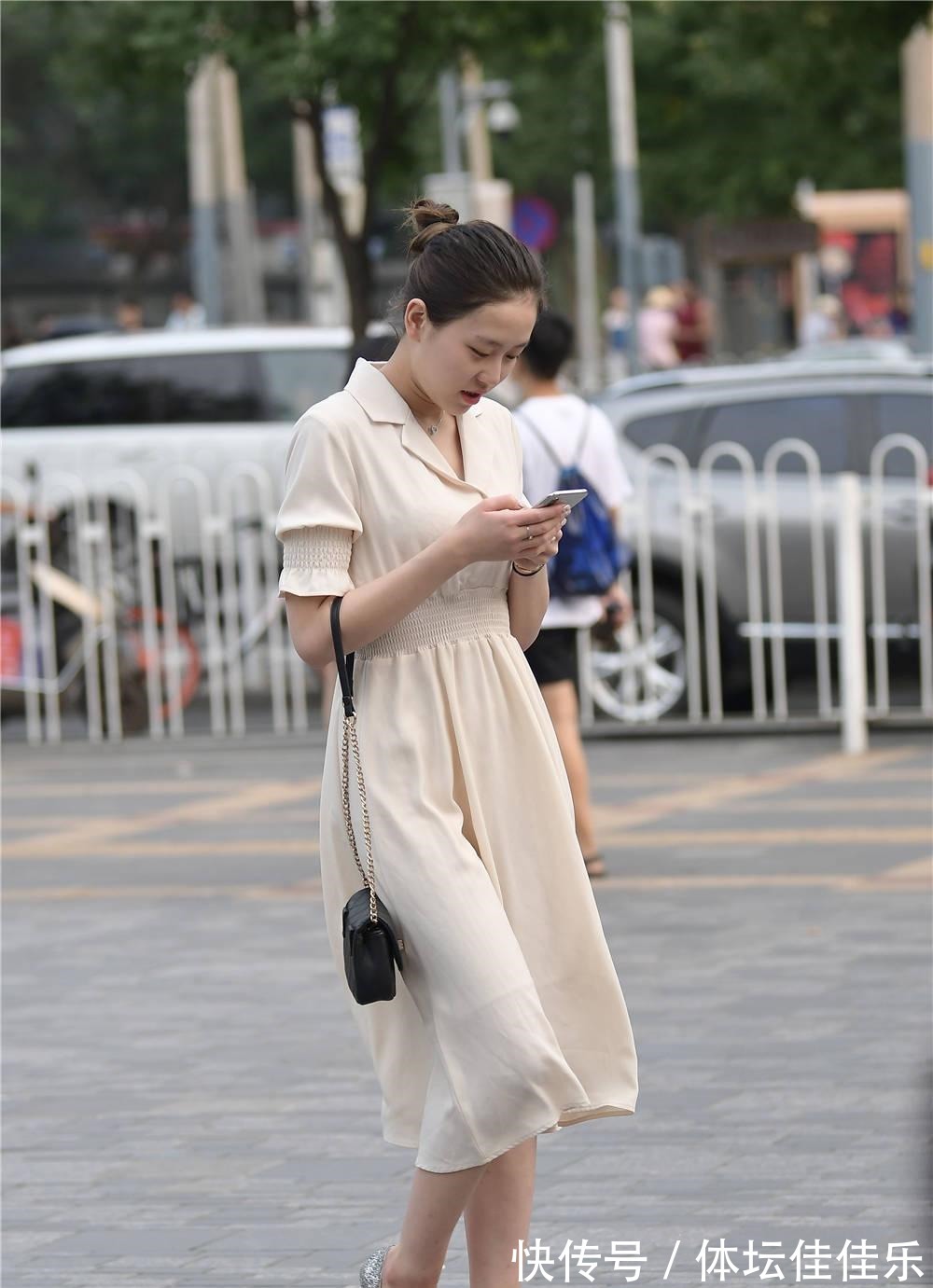 细跟鞋 米色连衣长裙,过膝的裙摆,搭配尖头细跟鞋,衬托身材!