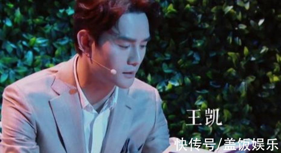 47歲董卿全黑造型錄制節(jié)目，與男嘉賓握手顯得體，腳脖子金鏈搶眼