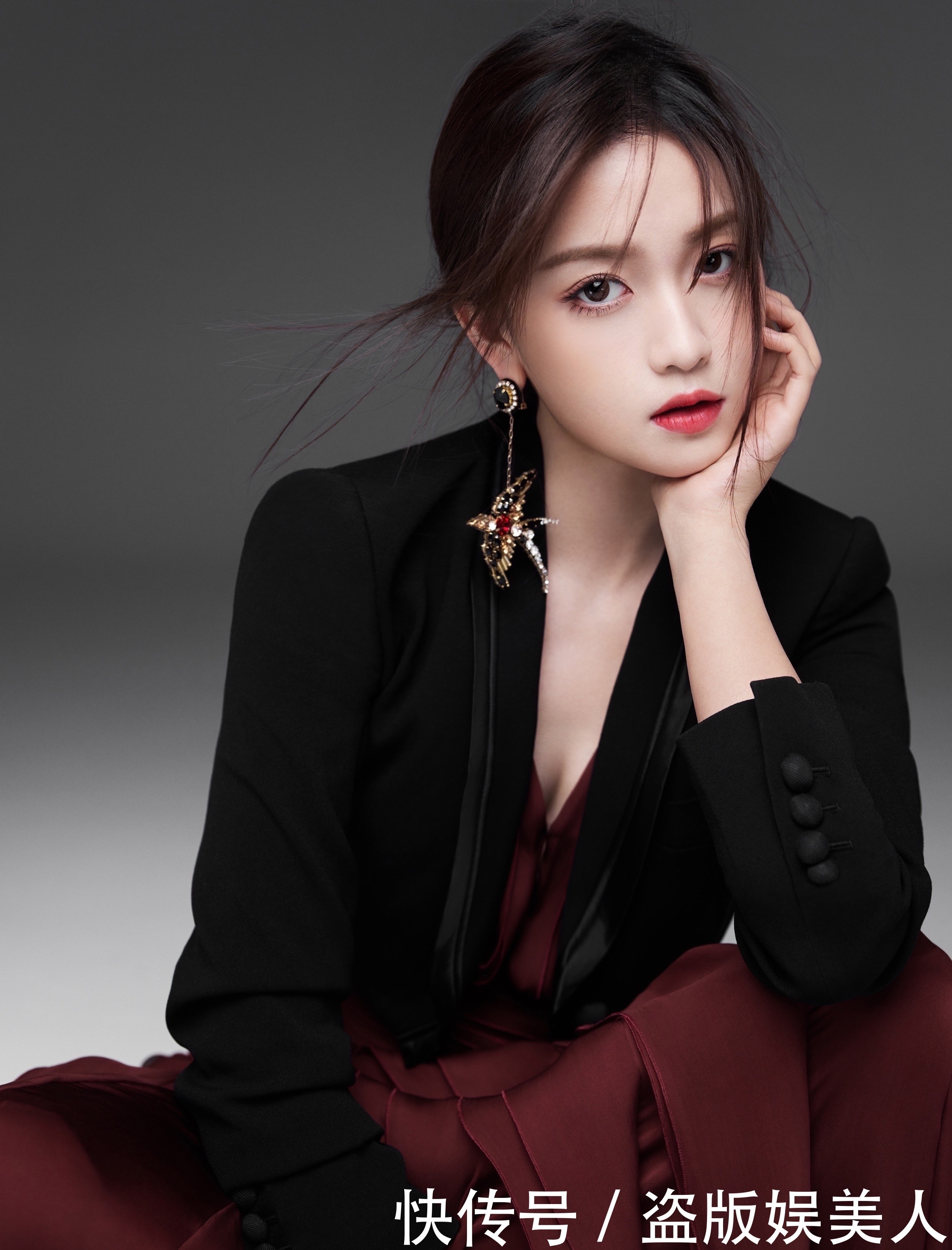 李百惠新春写真照曝光 浓颜冷艳少女初长成