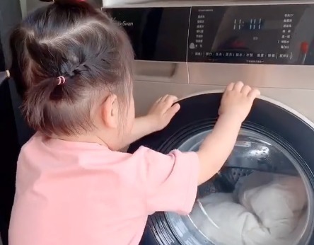 被子|宝宝发现被子被洗了,气得直跺脚,无奈之下的决定把奶奶萌到了!