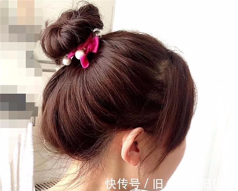 发型师 00后女生长发怎么扎最吸睛?发型师:3种发型显时尚又有气质