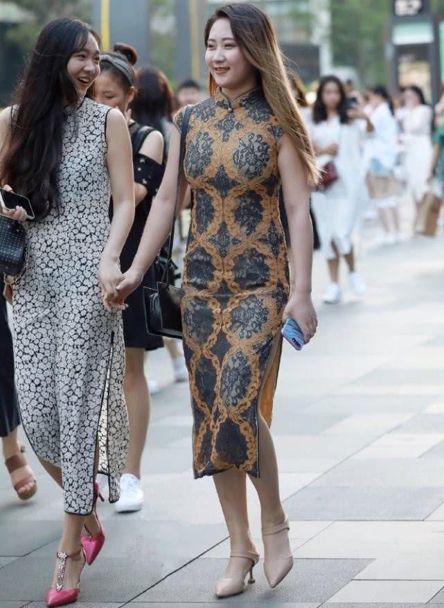 小姐姐|街拍休闲的绿色,小姐姐也是能穿出松紧美裙的效果,羡慕了