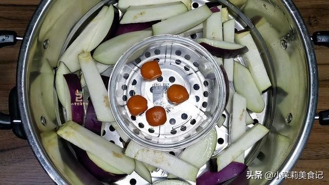 蒸茄子时,万万不可直接蒸,多加一步,茄子雪白不黑,鲜嫩有食欲