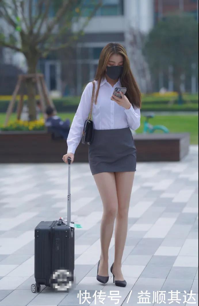 街拍|街拍 小姐姐身穿灰色短裙搭配白色衬衫, 散发迷人职场气息