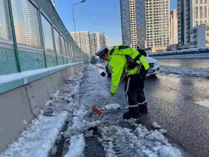 道路保障|迎接早高峰，济南交警清晨6点多就上岗进行道路保障