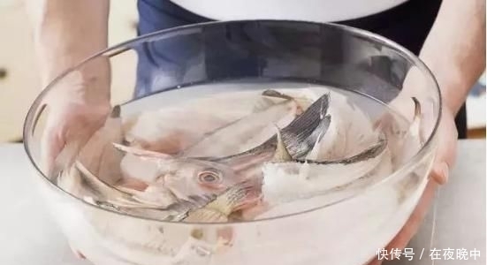 无腥|给鱼肉去腥时,最好别用葱姜料酒,饭店做鱼大厨绝招,鱼鲜嫩无腥