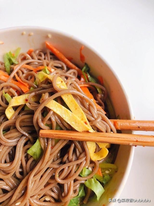 生菜|生菜+荞麦面＝快乐减脂餐「低卡生菜荞麦拌面」