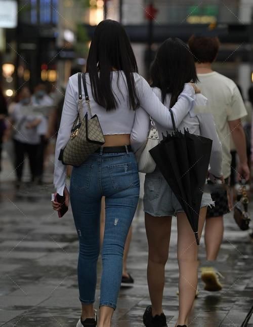 贴身|小姐姐穿紧身牛仔裤,搭配白色贴身上衣,性感时尚又迷人
