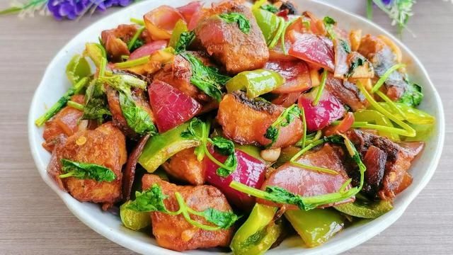 鱼肉这样做，下酒下饭都好香，鱼肉紧致入味，一条鱼还嫌不够吃