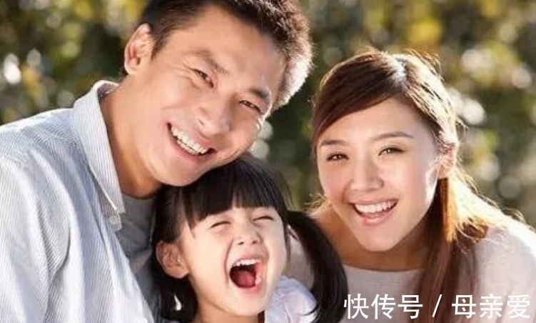 亲子关系|以为女儿买了露脐装,父亲当面质问,女儿气笑:你翻一面试试