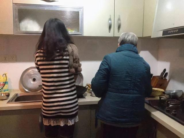 父母|“爸,你当时眼睛是不是有问题?”父母年轻像兄弟,孩子无法接受