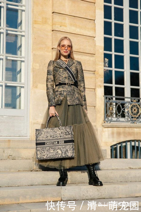 平底鞋|女人过了50岁,建议少穿高跟鞋多穿这3种鞋,时髦舒适还百搭