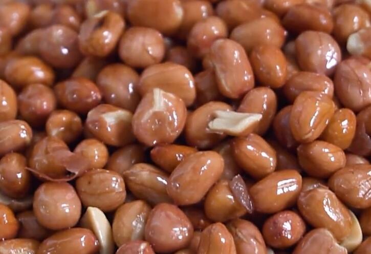 炸花生时,别只加油了,加点它,花生香脆不油腻,放多久也不返潮