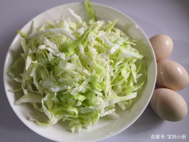 营养|天热,试试面条这吃法,蛋菜营养一锅省事,网友三十年没吃够