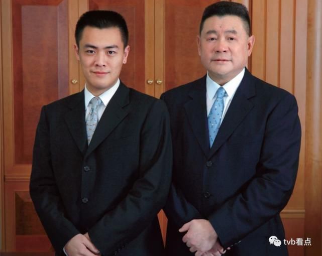 甘比长女晒奢侈品，13岁烫发美甲打扮成熟，与吕丽君女儿大不同