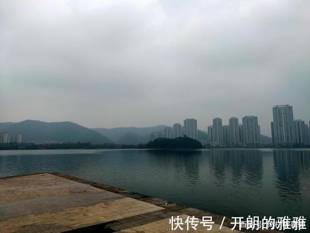 梅溪湖@《五绝·冬日游梅溪湖》逍遥碧水边,湖清树自闲