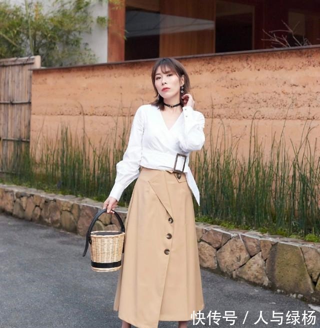 米色裙 今秋最洋气的穿法白衬衫+米色裙，显白显瘦飙气质，美进骨子里
