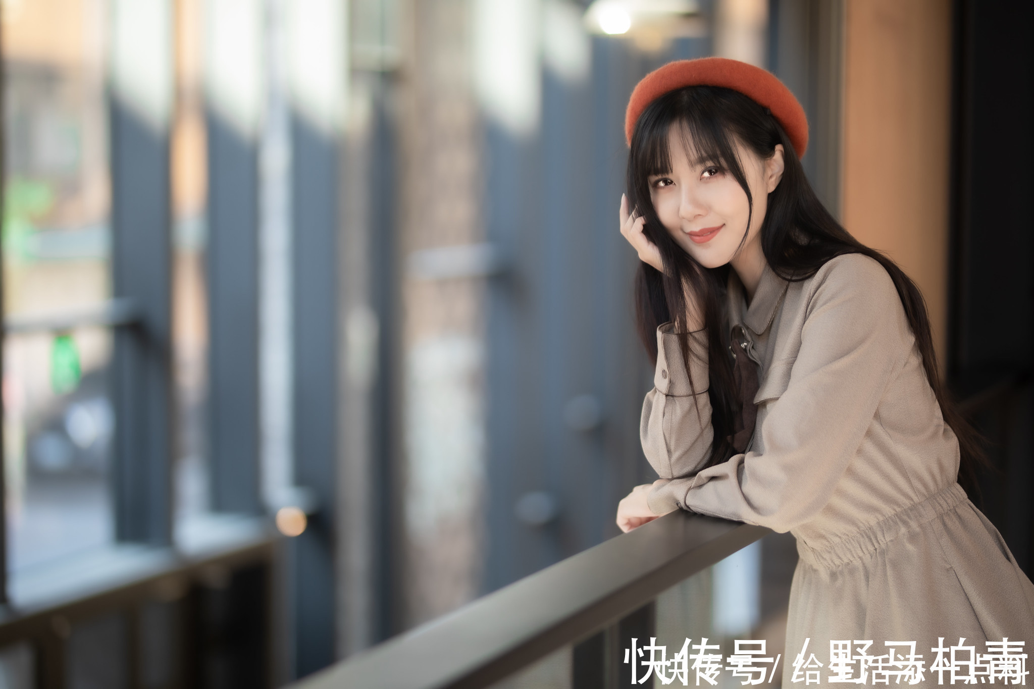 小帽|靓丽美女陈郁晴时尚风衣写真,搭配一款圆顶小帽还有那么一点俏皮