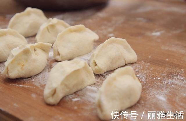电饼铛|家常水煎包，学会和面、煎制的技巧，自己在家也能做，想失败都难