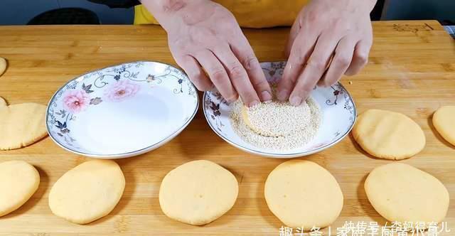 红薯饼最好吃的做法,操作简单,外酥里香,吃了这个红薯饼,美味