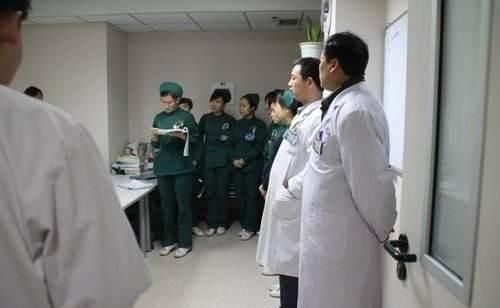 龙凤胎|孕妇生龙凤胎护士出门报喜，多说一句话被医院开除，原因令人唏嘘