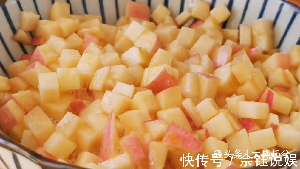 搅拌均匀|苹果加2个鸡蛋做法太香了，不油炸，一次做10个，出锅就光盘