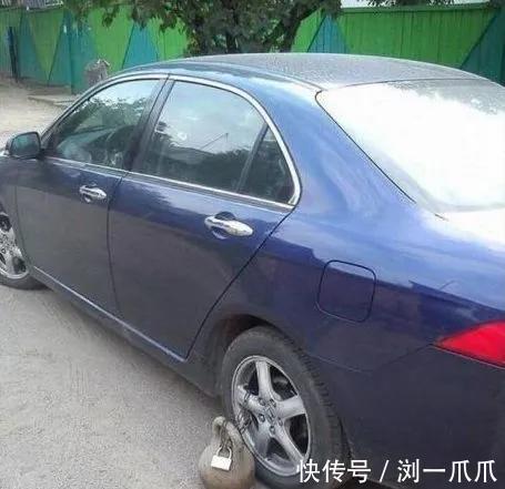 |搞笑GIF:虽然我现在落魄了,但是我也在秋名山跑过夜道