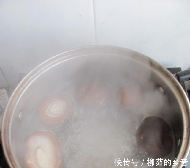 挑战30天早餐不重样,第一天,暖暖的杂蔬瘦肉汤跟寒潮更配哦!