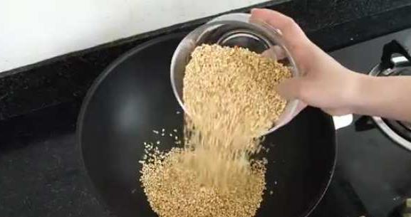 脾胃|抓1把大米炒一炒,每周吃1次,强健脾胃,祛除湿气,养一身正气!