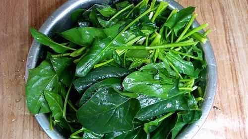 为什么饭店的菠菜拌粉丝那么好吃，诀窍告诉你，鲜香入味又下饭