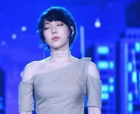 張楚格|吳莫愁:憑《好聲音》爆紅,如今“失業(yè)”,她是資本的犧牲品嘛?