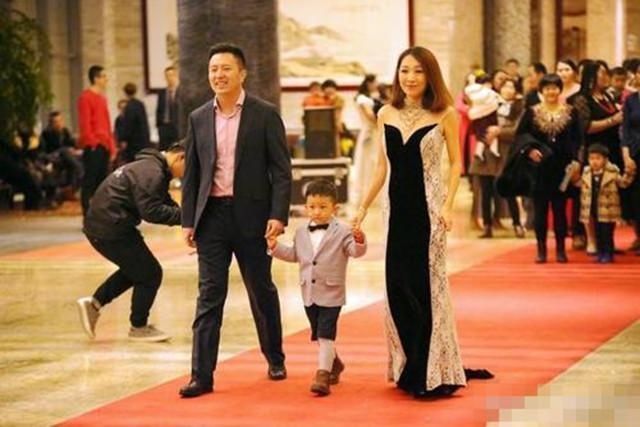 红毯|幼儿园毕业典礼成“炫富专场”家长们盛装走红毯,引网友调侃