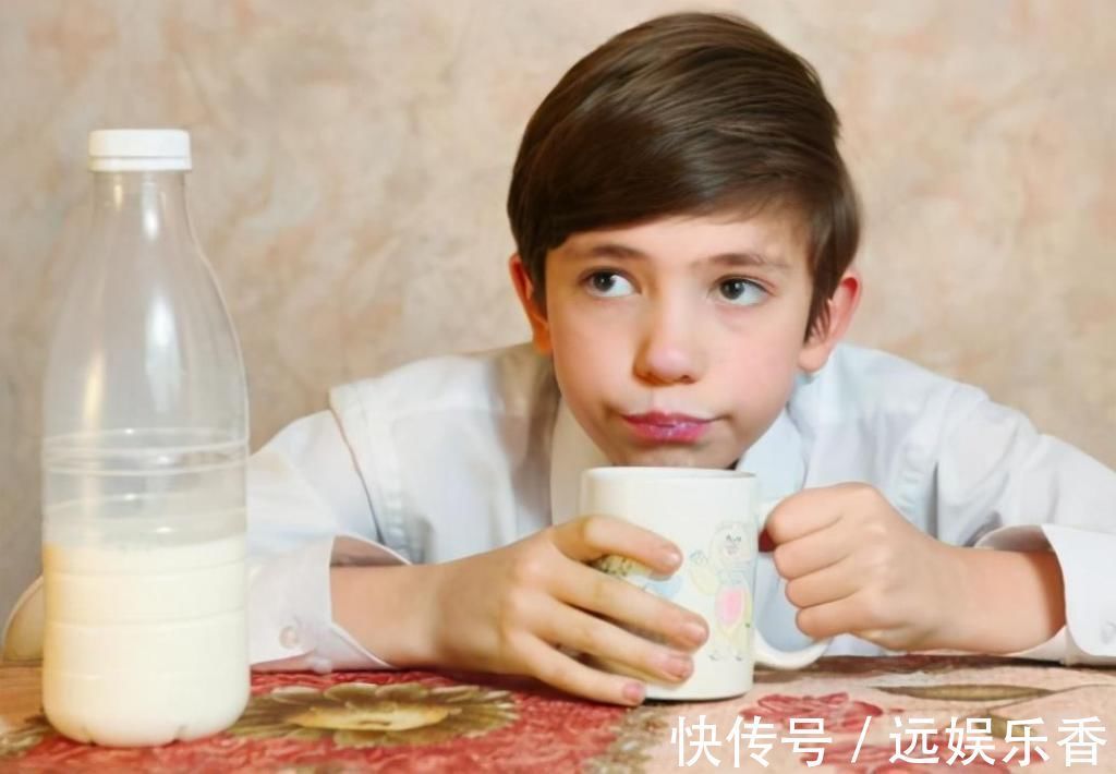 骨骺线|兄弟俩一个天天吃钙片,一个天天喝牛奶,5年后成最萌身高差