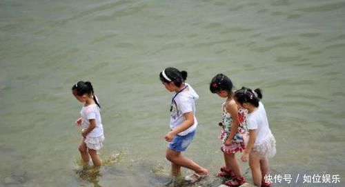 爸爸|两小孩不慎落水,爸爸先救自己儿子惹非议,霸气回怼让人哑口无言