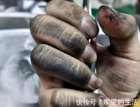 画纸&美术生想吃“辣条”,画室不让吃可咋办?那就只好画出来解解馋