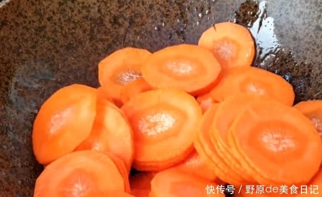胡萝卜要多吃，教你新做法，加4个鸡蛋，营养美味，比吃肉还要香