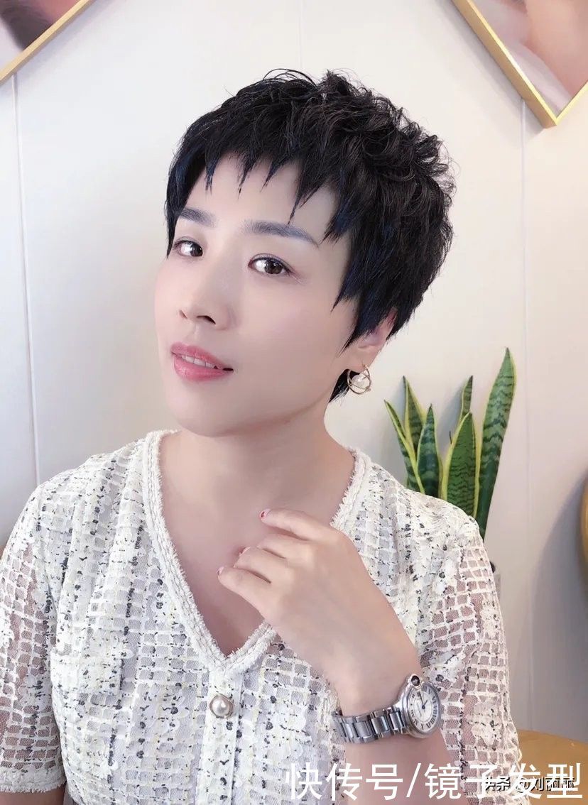 时尚 40岁左右的女性,发型这样剪,时尚年轻不老气