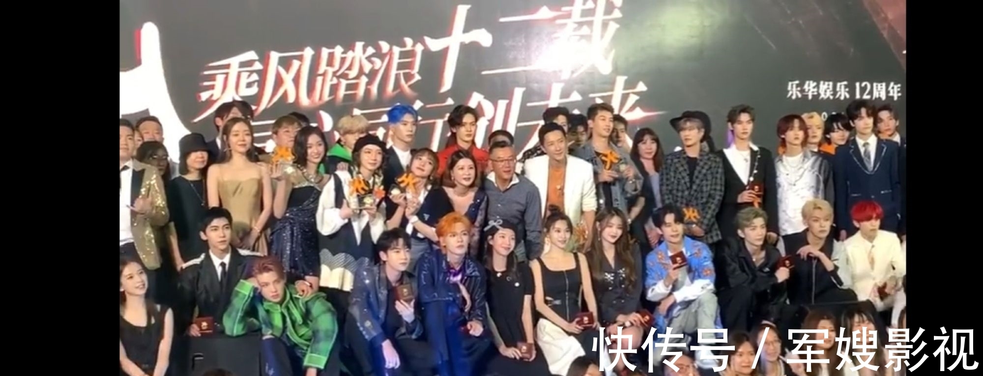 发型|范丞丞又染新发色了!蓝色渐变发型“撞衫”机场工作人员