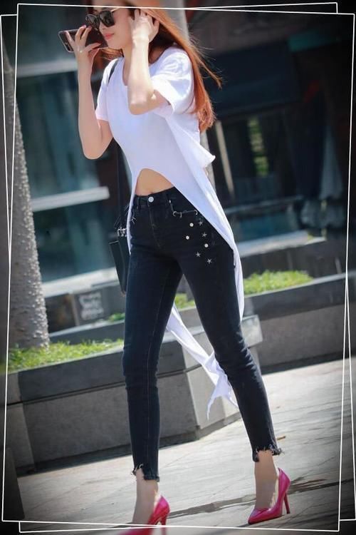 腿型 牛仔裤修饰少妇的腿型,深受女生的喜爱,简直太性感