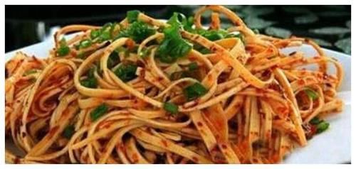 美食推荐：家常炖鸡翅，麻辣豆腐丝，蒜爆肉片，大盘鸡的做法