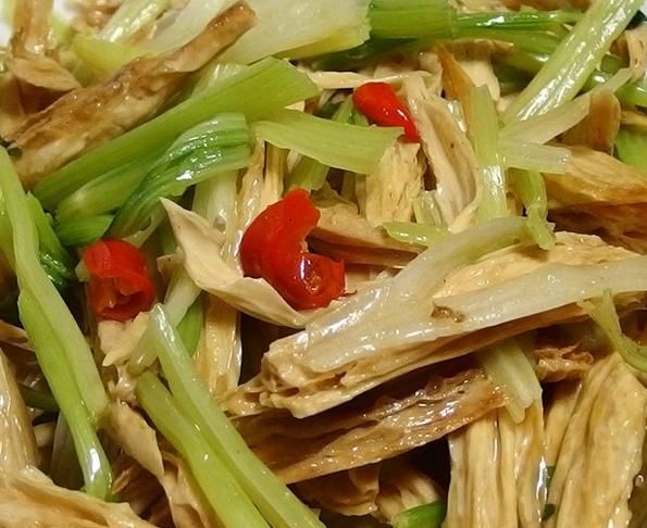 芹菜和此物一起炒，每天来一盘，改善贫血、疏通血管，子宫更健康