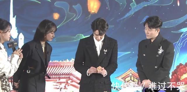 王一博片場笑不停，贊百里弘毅是技術(shù)流，幾秒鐘解開魯班鎖