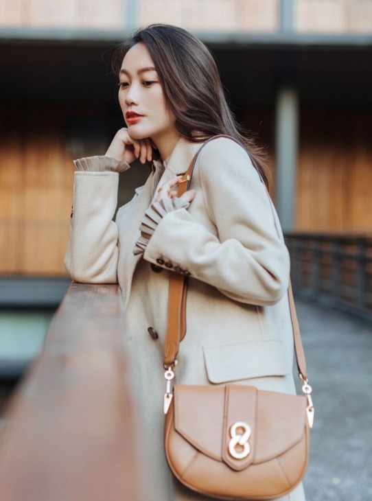 酒红色|大衣穿不出气场?原因不是身高而是搭配,看完这几套搭配你就明白