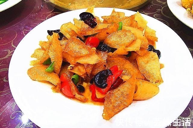 清炒虾仁|外甥女的生日宴，第9个是家乡特色菜，价格最贵，全家人抢着吃