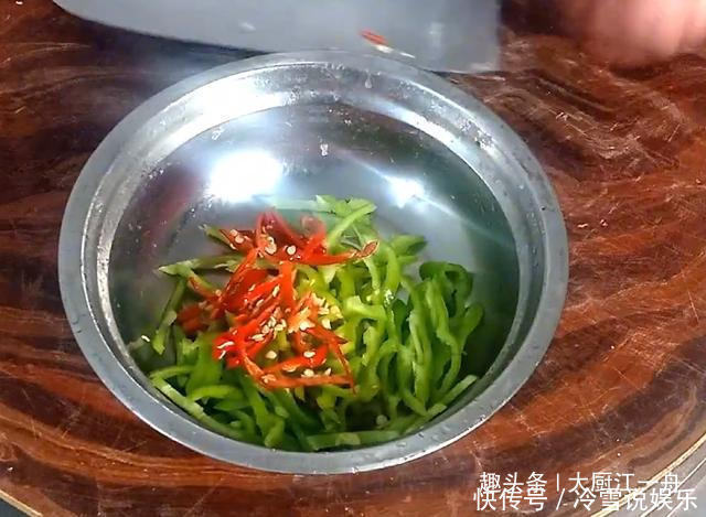 炒豆芽,先放醋还是先放豆芽大厨都不对,难怪豆芽酸涩又难吃