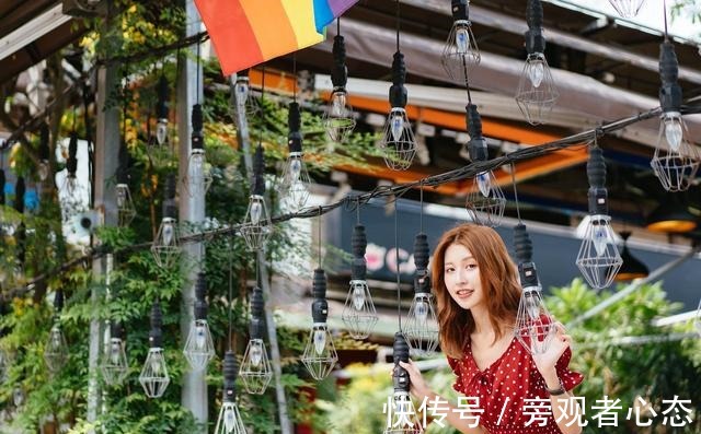 优雅 红色波点小衫是法式浪漫的精髓,展现女性的优雅大气