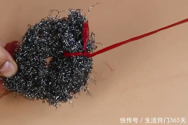 旧钢丝球不要扔，从中间穿根绳，放在下水道里，家家户户都需要！
