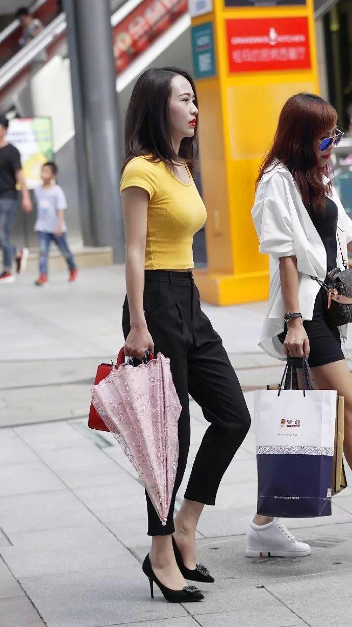 穿搭|笑容甜美的小美女，白色上衣配一条百褶半裙，灵动飘逸
