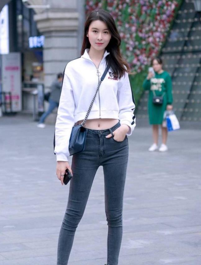 婀娜|气质清纯的小美女，阔腿裤搭配轻柔的上衣，身姿婀娜气质优雅不凡