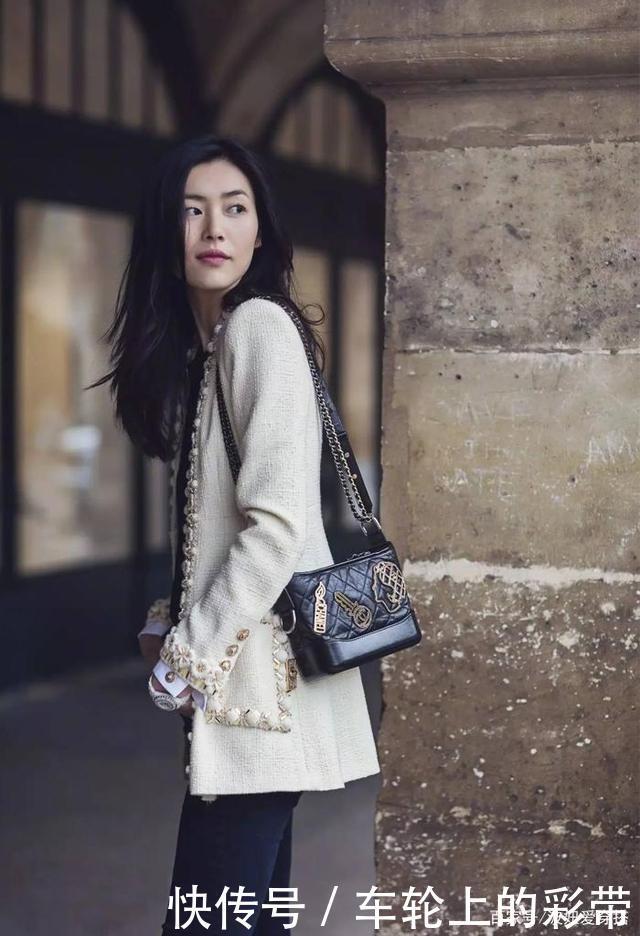 四五十岁女人出门时,尽量多背这4款“经典包”,时髦百搭上档次